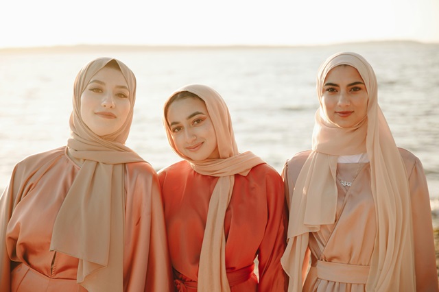 Influence des célébrités sur les tendances de l’abaya