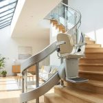 Monte-escalier moderne sur un escalier tournant, maison lumineuse