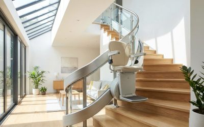 Monte-escalier moderne sur un escalier tournant, maison lumineuse