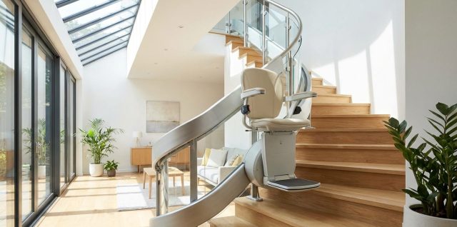 Monte-escalier moderne sur un escalier tournant, maison lumineuse