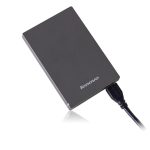 Disque dur portable Lenovo branché à un câble USB
