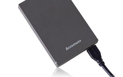 Disque dur portable Lenovo branché à un câble USB