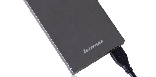 Disque dur portable Lenovo branché à un câble USB