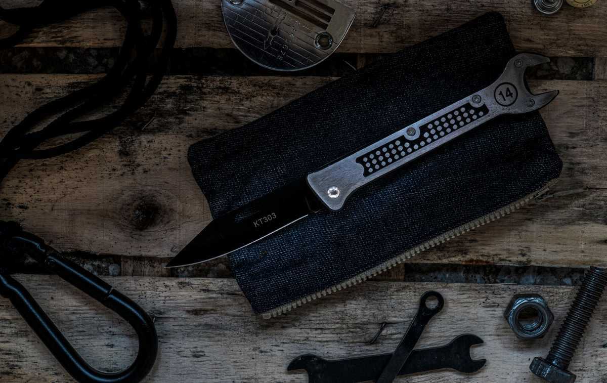 Outils sur une table en bois