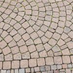 Pavé en damier avec herbe dans les interstices