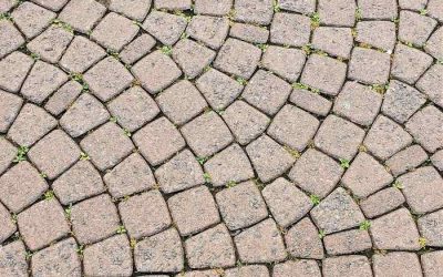 Pavé en damier avec herbe dans les interstices