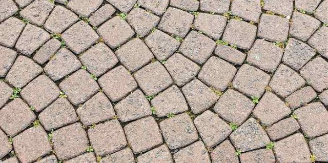 Pavé en damier avec herbe dans les interstices