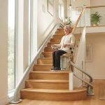 Monte-escalier moderne sur un escalier tournant, maison lumineuse