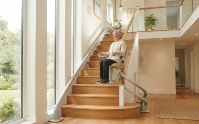 Monte-escalier moderne sur un escalier tournant, maison lumineuse