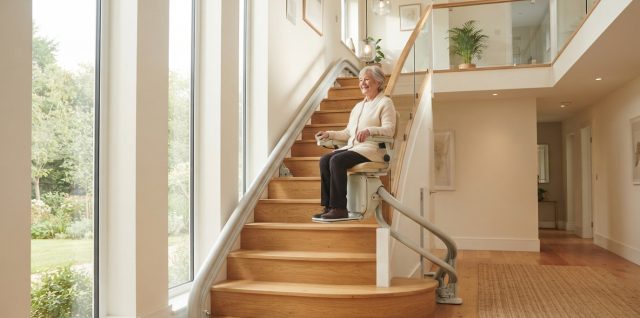 Monte-escalier moderne sur un escalier tournant, maison lumineuse